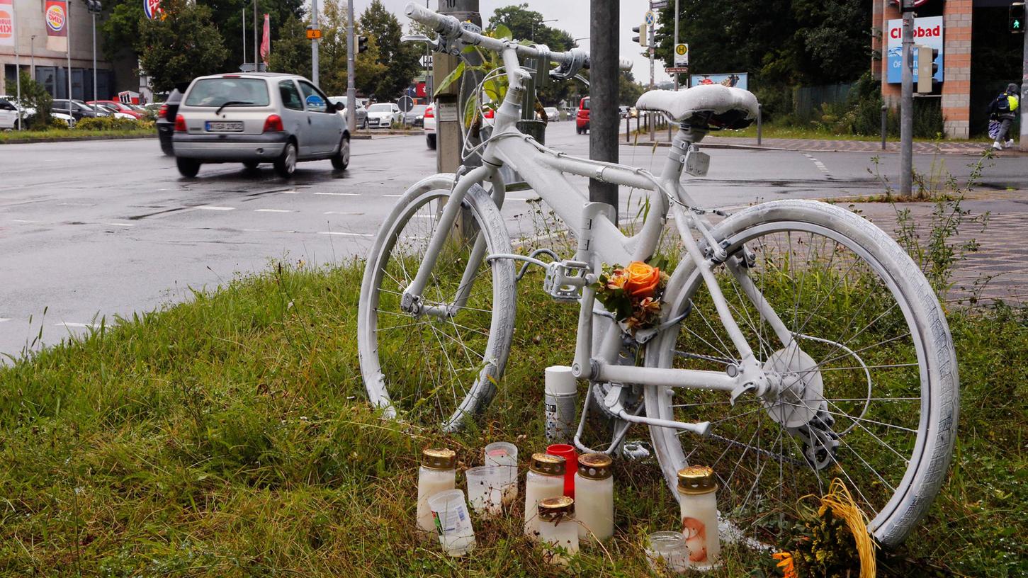 Mahnmal am Unfallort: Ein komplett weiß lackiertes „Ghostbike“ erinnert im Süden Nürnbergs an den tödlichen Unfall eines 55-jährigen Radfahrers.   