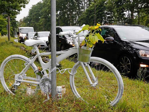 Nürnbergs viertes Ghostbike steht an Ecke Regensburger Straße/Hans Kalb-Straße. Nürnbergs viertes Ghostbike steht an Ecke Regensburger Straße/Hans Kalb-Straße.