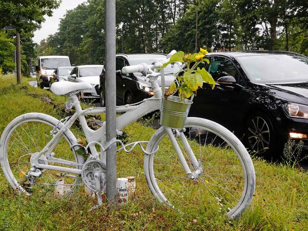 Nürnbergs viertes Ghostbike steht an Ecke Regensburger Straße/Hans Kalb-Straße.