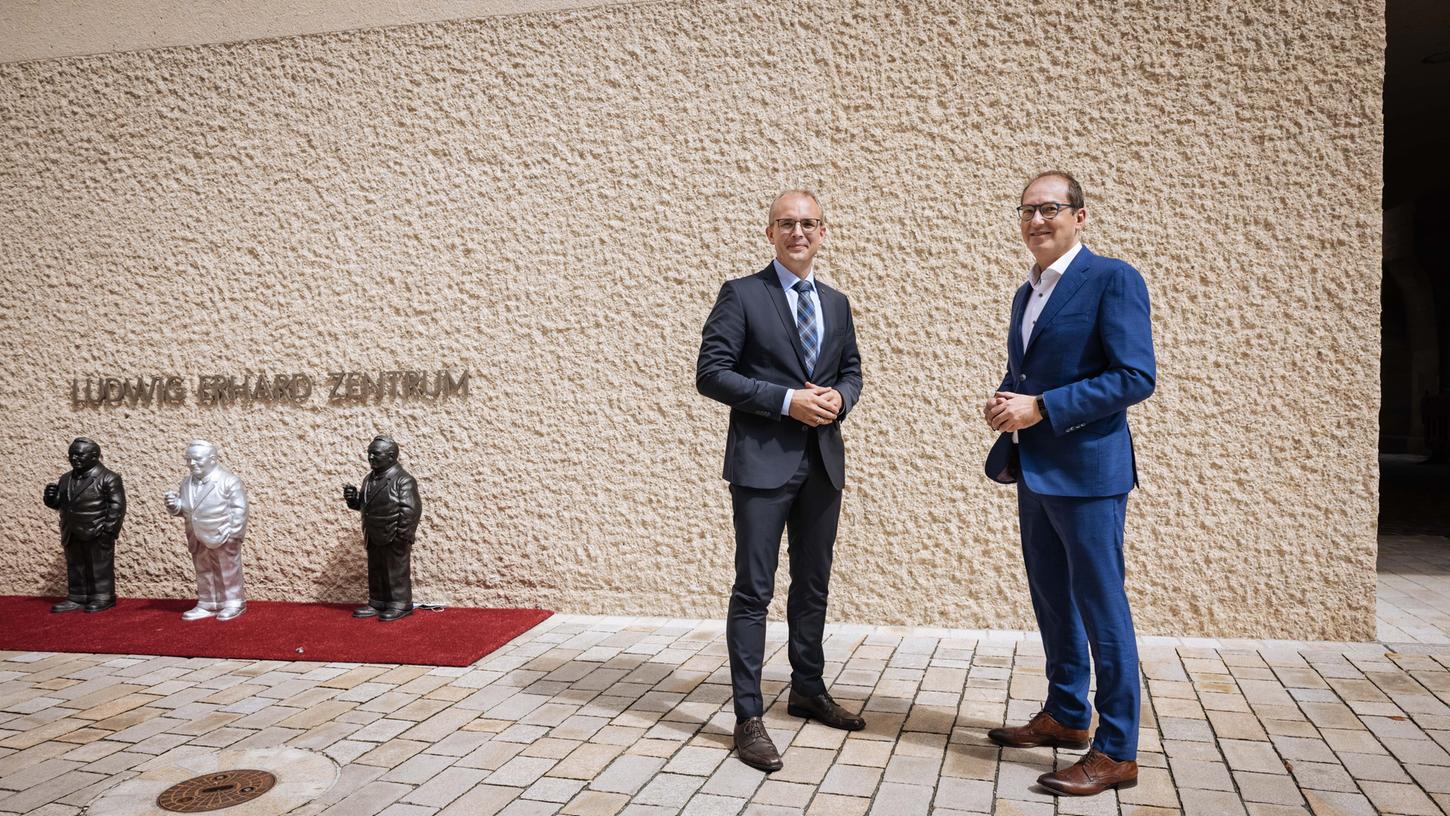 CSU-Spitzenkandidat Alexander Dobrindt (re.) und Direktkandidat Tobias Winkler sehen in Ludwig Erhard den Gewährsmann für ihre wirtschaftspolitische Position.
CSU-Spitzenkandidat Alexander Dobrindt (re.) und Direktkandidat Tobias Winkler sehen in Ludwig Erhard den Gewährsmann für ihre wirtschaftspolitische Position.