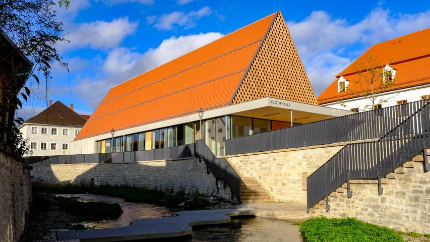 Die Kulturhalle Christoph Willibald Gluck wurde  Ende Oktober 2020 nach nur eineinhalb Jahren Bauzeit fertig gestellt. Die neue Kultur- und Veranstaltungsstätte an der Sulz bietet modernes Ambiente mitten im Herzen der historischen Stadt Berching.