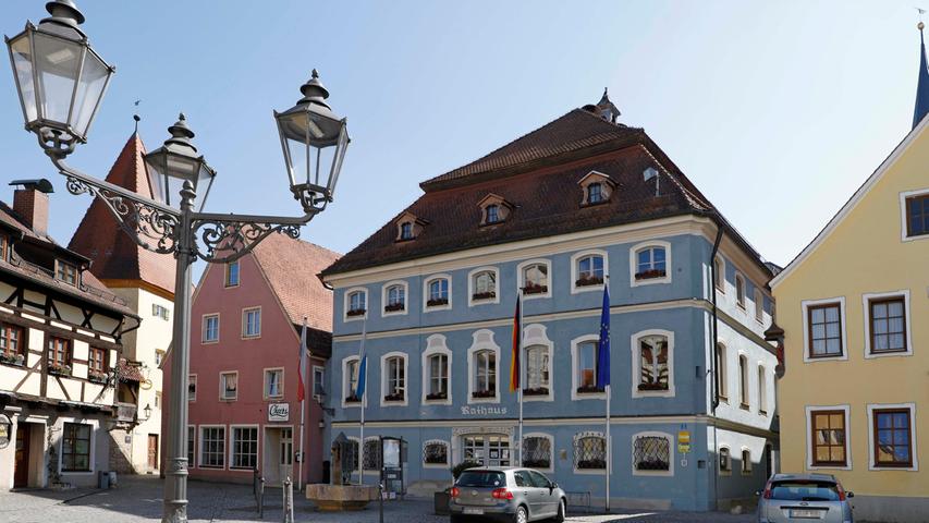 Das Rathaus der Stadt Berching ist in einem eindrucksvollen historischen Gebäude am Pettenkoferplatz untergebracht. Hinter der blauen Fassade sind das Büro des Ersten Bürgermeisters sowie die Stadtverwaltung zu finden.