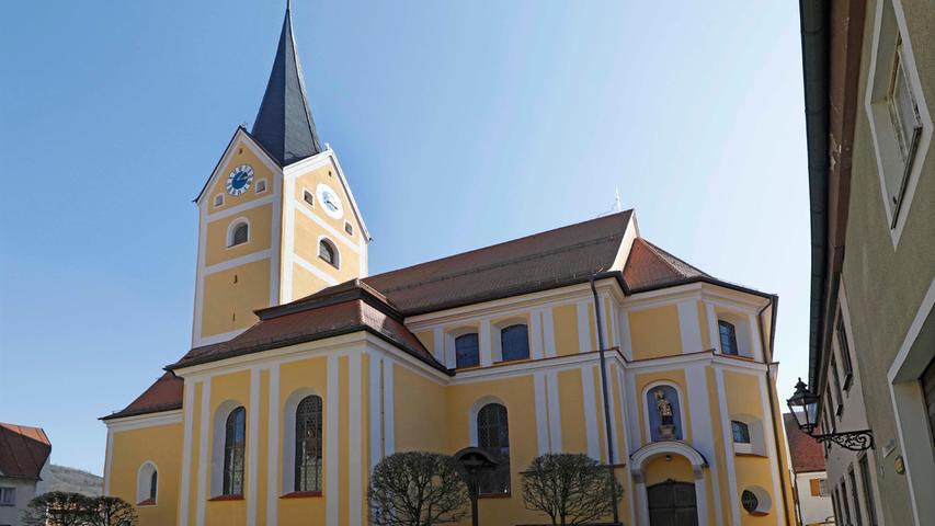 Die römisch-katholische Stadtpfarrkirche Mariä Himmelfahrt geht auf eine frühgotische Chorturmkirche zurück und erhielt Mitte des 18. Jahrhunderts, also in der Stilepoche des Rokoko, im Wesentlichen ihre heutige Form. Sie steht am Dr.-Grabmann-Platz.