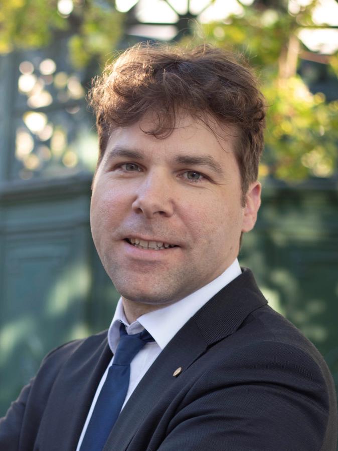 Dr. Christoph Marquardt ist Physiker am Max-Planck-Institut für die Physik des Lichts aus Erlangen und leiter der Forschungsgruppe, die sich mit der Quantenmechanik beschäftigt. Dr. Christoph Marquardt ist Physiker am Max-Planck-Institut für die Physik des Lichts aus Erlangen und leiter der Forschungsgruppe, die sich mit der Quantenmechanik beschäftigt.