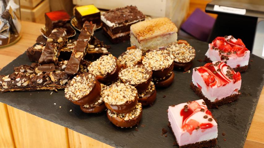 Das vegane Gebäck bezieht Melanie Jessen aus ganz Deutschland. Es gibt auch Spezialtage mit selbstgemachten Törtchen und Brownies.
Das vegane Gebäck bezieht Melanie Jessen aus ganz Deutschland. Es gibt auch Spezialtage mit selbstgemachten Törtchen und Brownies.