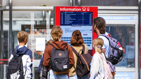 Düsseldorf 11.08.2021 Ticketautomat Information Reiseinformation Ticket-Automat Fahrschein Fahrscheine Fahrkarte Fahrka