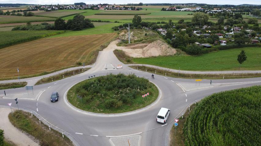 Der für 2022 anvisierte Weiterbau der Weißenburger Westtangente ruft Kritiker auf den Plan. Der zweite Bauabschnitt zwischen Hattenhof (im Hintergrund) und dem Kreisverkehr im Rezatgrund südlich von Weißenburg (im Vordergrund) macht ihrer Meinung nach keinen Sinn, wenn die Abschnitte 3 und 4 nicht folgen. Und danach sehe es aktuell nicht aus.
Der für 2022 anvisierte Weiterbau der Weißenburger Westtangente ruft Kritiker auf den Plan. Der zweite Bauabschnitt zwischen Hattenhof (im Hintergrund) und dem Kreisverkehr im Rezatgrund südlich von Weißenburg (im Vordergrund) macht ihrer Meinung nach keinen Sinn, wenn die Abschnitte 3 und 4 nicht folgen. Und danach sehe es aktuell nicht aus.