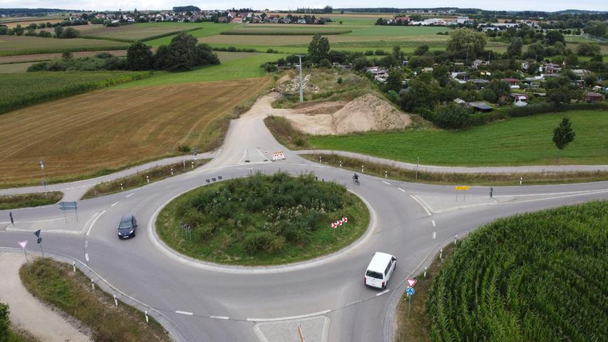 Der für 2022 anvisierte Weiterbau der Weißenburger Westtangente ruft Kritiker auf den Plan. Der zweite Bauabschnitt zwischen Hattenhof (im Hintergrund) und dem Kreisverkehr im Rezatgrund südlich von Weißenburg (im Vordergrund) macht ihrer Meinung nach keinen Sinn, wenn die Abschnitte 3 und 4 nicht folgen. Und danach sehe es aktuell nicht aus.