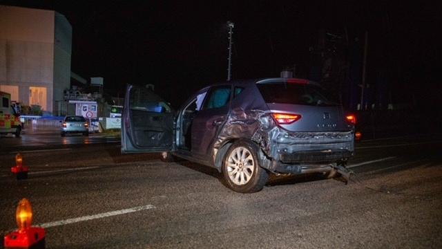 Dieses Auto wurde von dem jungen Mann gerammt, der aus der Betriebsausfahrt des Schotterwerks kam. 