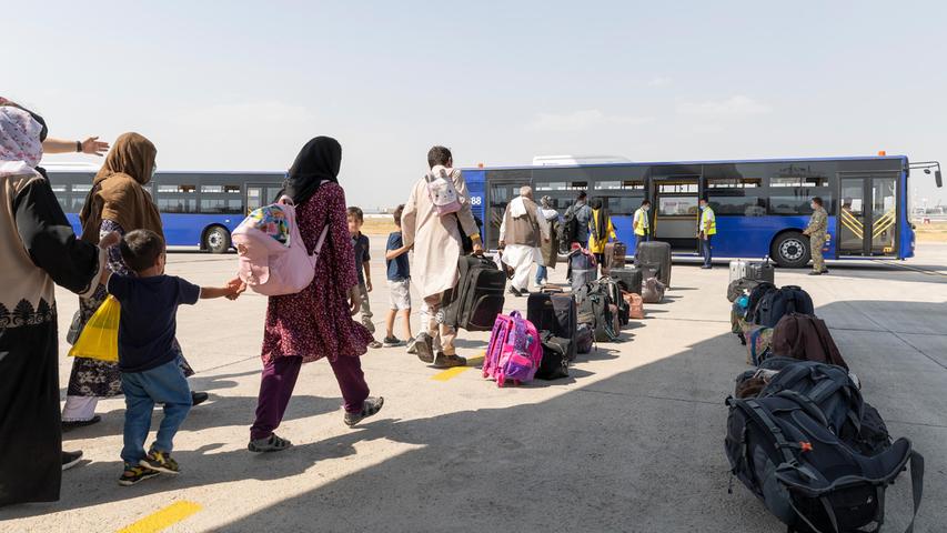 Schutzbedürftige Menschen gehen kurz nach dem Flug aus Kabul im usbekischen Taschkent zu einem Bus. Die Bundeswehr flog bis Donnerstag Menschen aus dem von den Taliban eingenommenen Afghanistan aus. Auch in Nürnberg werden Ortskräfte aufgenommen. Schutzbedürftige Menschen gehen kurz nach dem Flug aus Kabul im usbekischen Taschkent zu einem Bus. Die Bundeswehr flog bis Donnerstag Menschen aus dem von den Taliban eingenommenen Afghanistan aus. Auch in Nürnberg werden Ortskräfte aufgenommen.