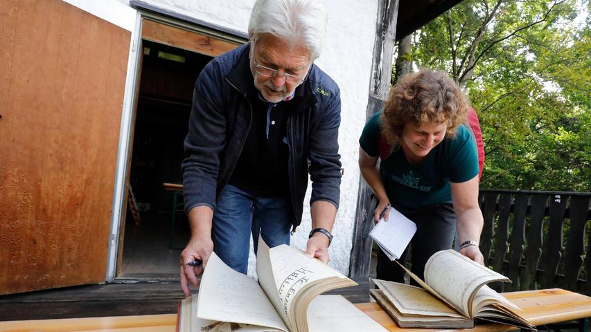 Ein Stück Zeitgeschichte: Die alten Hüttenbücher liefern viele Informationen.