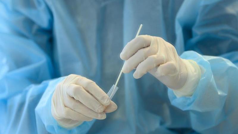 Eine Mitarbeiterin wertet einen Antigen-Schnelltest auf das Coronavirus aus. Die Inzidenz war in der Pandemie bisher Grundlage für viele Corona-Einschränkungen, etwa im Rahmen der ausgelaufenen Bundesnotbremse. Künftig sollen nun weitere Werte wie Krankenhauseinweisungen stärker berücksichtigt werden. Eine Mitarbeiterin wertet einen Antigen-Schnelltest auf das Coronavirus aus. Die Inzidenz war in der Pandemie bisher Grundlage für viele Corona-Einschränkungen, etwa im Rahmen der ausgelaufenen Bundesnotbremse. Künftig sollen nun weitere Werte wie Krankenhauseinweisungen stärker berücksichtigt werden.