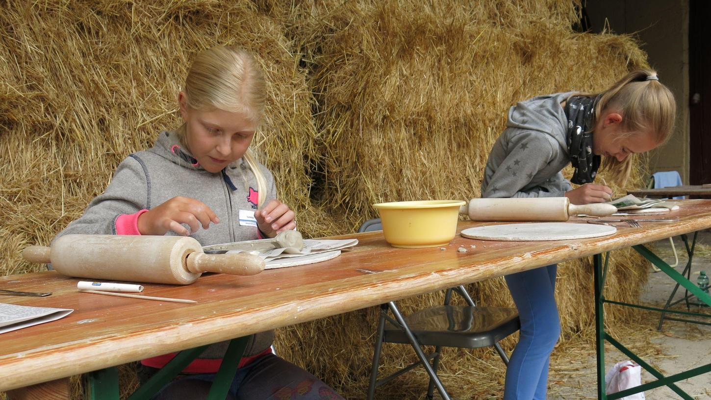 Sehr konzentriert arbeiteten die Kinder innerhalb des Eckentaler Ferienprogramms beim Töpferkurs von Susanne Reuter in Kleingeschaidt mit. Sehr konzentriert arbeiteten die Kinder innerhalb des Eckentaler Ferienprogramms beim Töpferkurs von Susanne Reuter in Kleingeschaidt mit.