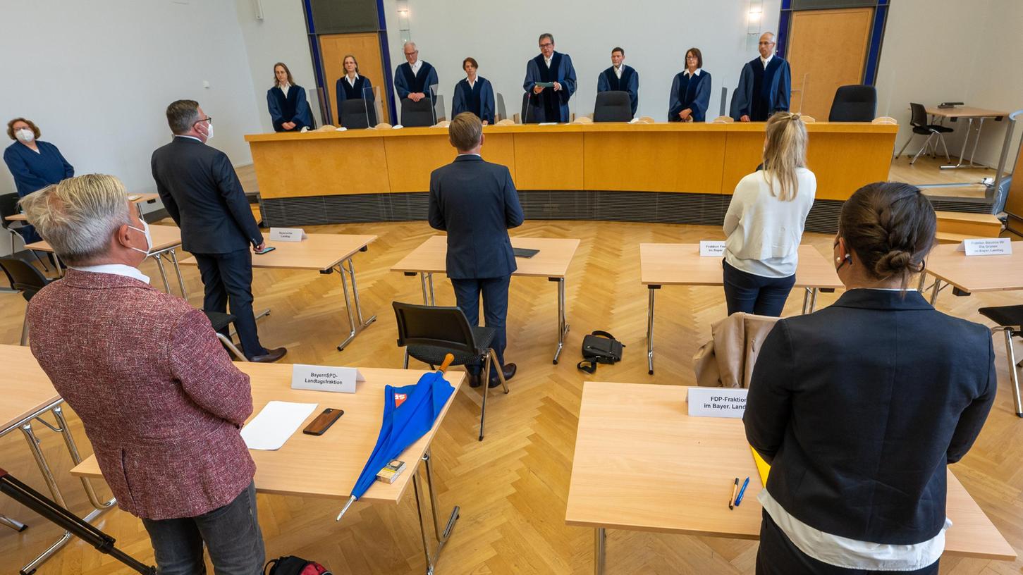 Der Bayerische Verfassungsgerichtshof gibt, in Anwesenheit der Vertreter der Landtagsfraktionen, seine Entscheidung über die Klage der AfD gegen den Landtag bekannt. 