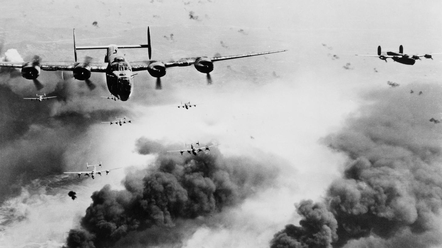 In der Endphase des Zweiten Weltkrieges flogen B-24-Bomber auch Angriffe auf den Fliegerhorst Roth. Dabei wurden 210 Tonnen Bomben auf das Gelände abgeworfen (Symbolfoto).