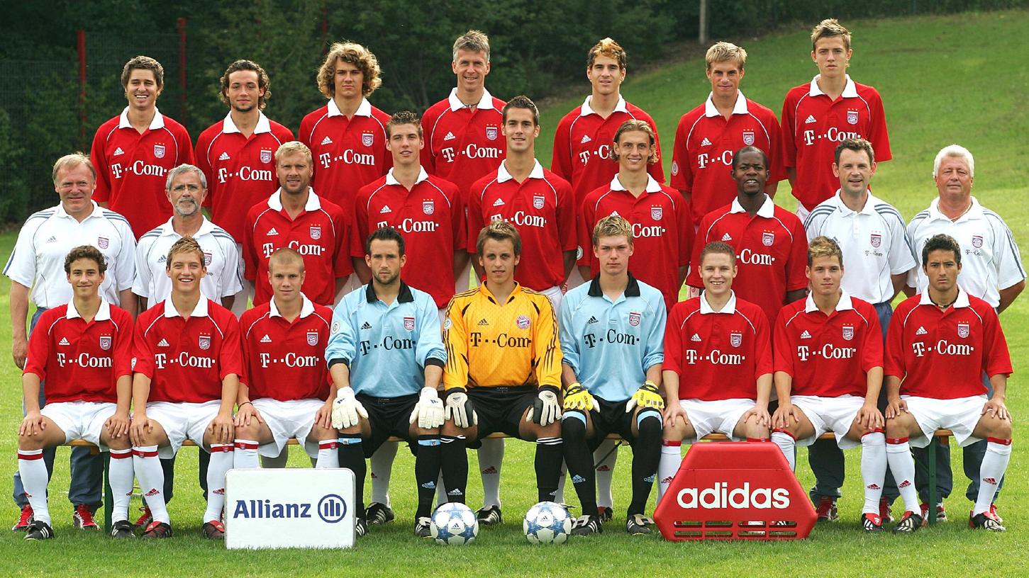 Ganz nah beim „Bomber der Nation“: Markus Steinhöfer (links oben) spielte von 2004 bis 2006 bei den FC-Bayern-Amateuren. Direkt vor ihm sind Trainer Hermann Gerland und Co-Trainer Gerd Müller zu sehen. Zum Kader der Saison 2005/2006 gehörte damals unter anderem auch Thorsten Fink (direkt neben Müller).
