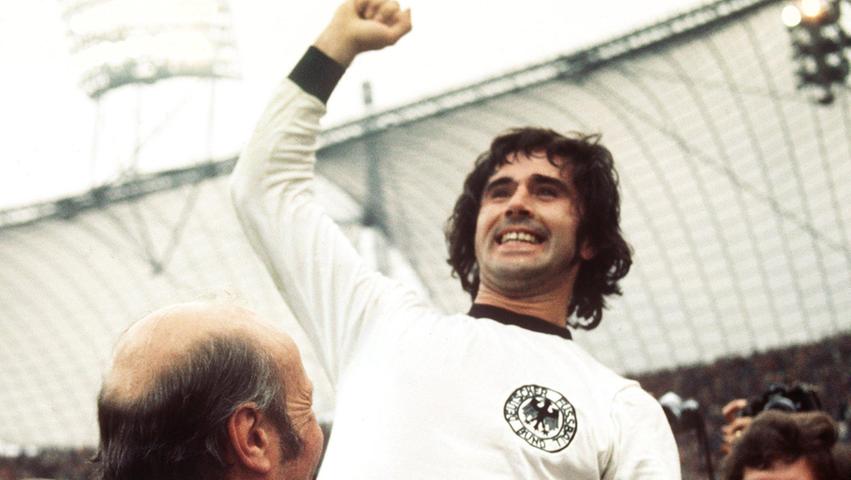 Auf dem Höhepunkt seiner Karriere: Gerd Müller, der „Bomber“ der Nation, bei der Weltmeisterschaft 1974 und dem Triumph im heimischen Münchner Olympiastadion. Auf dem Höhepunkt seiner Karriere: Gerd Müller, der „Bomber“ der Nation, bei der Weltmeisterschaft 1974 und dem Triumph im heimischen Münchner Olympiastadion.