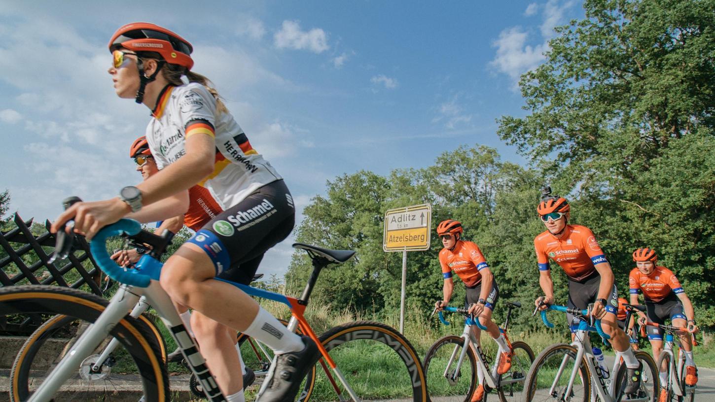 Talente im Cyclo-Cross: Judith Krahl (vorne) und ihre Teamkollegen fahren auf einer Mischung aus Rennrad und Mountainbike.  