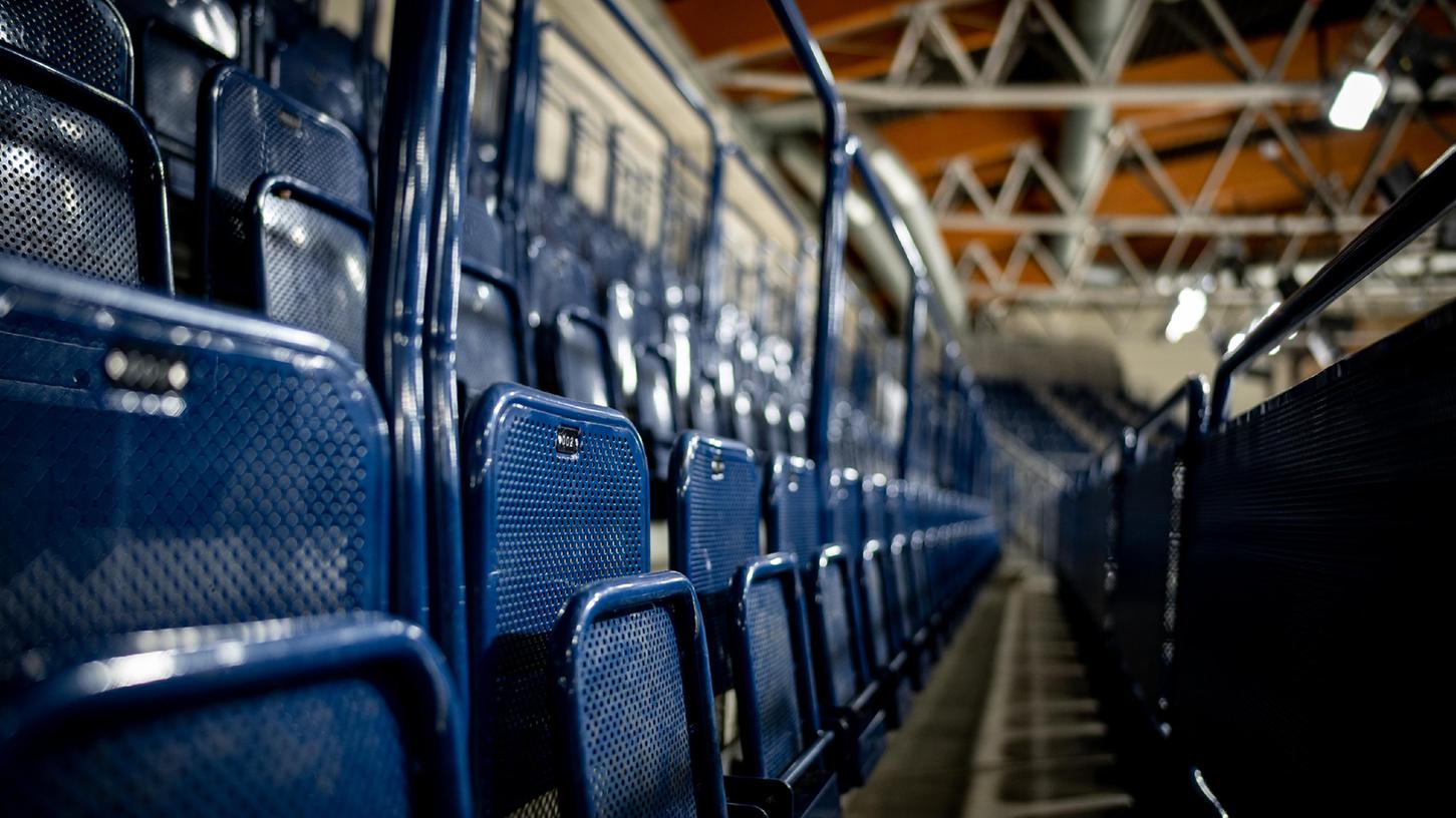 In anderen Bundesländern wird es derlei Fotos nicht mehr geben. In Nürnberg hofft man darauf, dass diese Plätze zum Saisonauftakt im Handball und im Eishockey besetzt sein werden. 