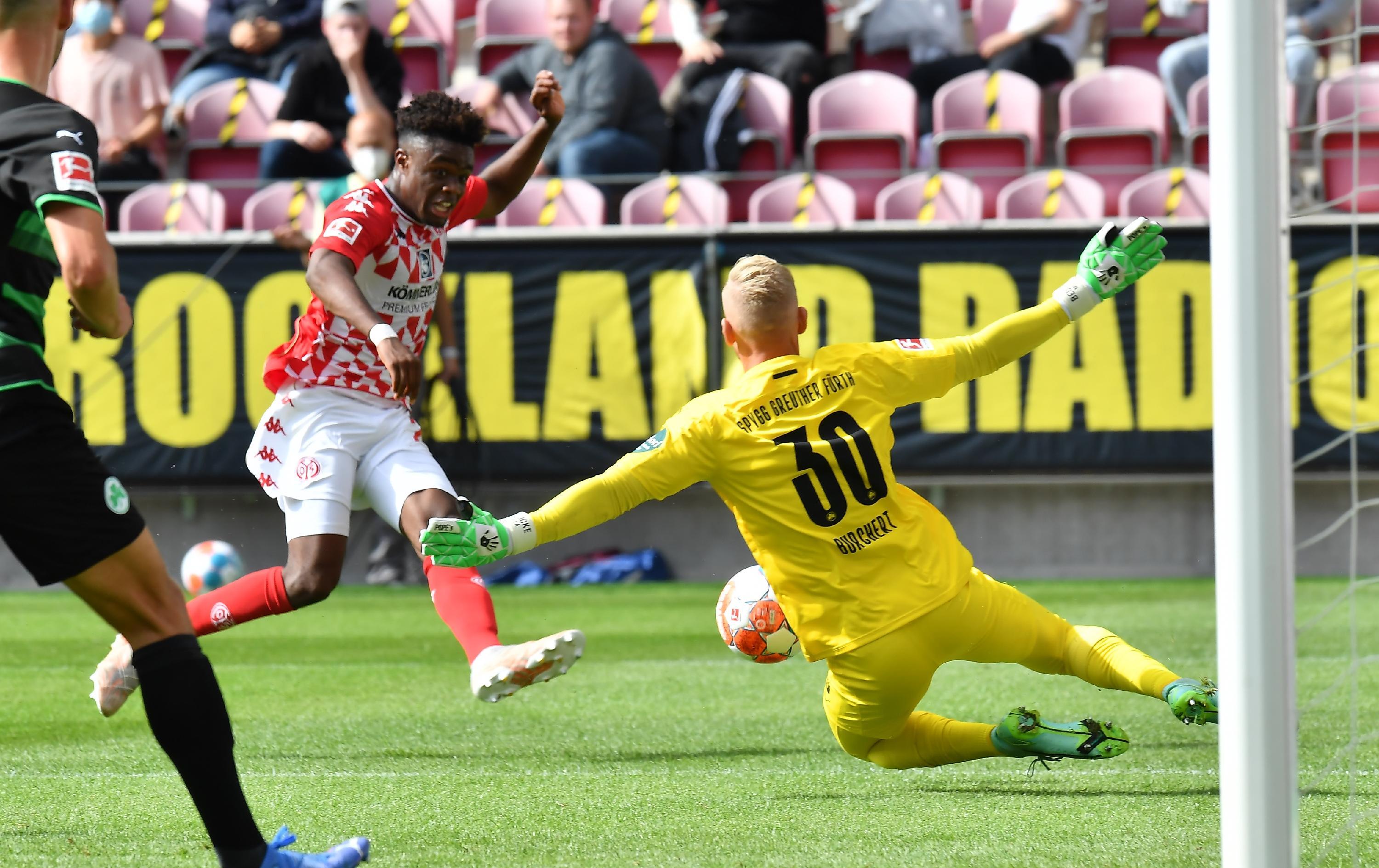 Die Mission Auswärtssieg wird in der 15 Minute für die Spielvereinigung deutlich erschwert. FSV-Mann Anderson Lucoqui tunnelt Sascha Burchert und schiebt zum 1:0 ein. Zuvor hatte er nach einem Zuspiel von Adam Szalai frei vergeben. Boetius probiert's im Anschluss, statt einem Torschuss liefert er aber eine Vorlage für Lucoqui, der den Ball im insgesamt dritten Versuch dann versenkt.
