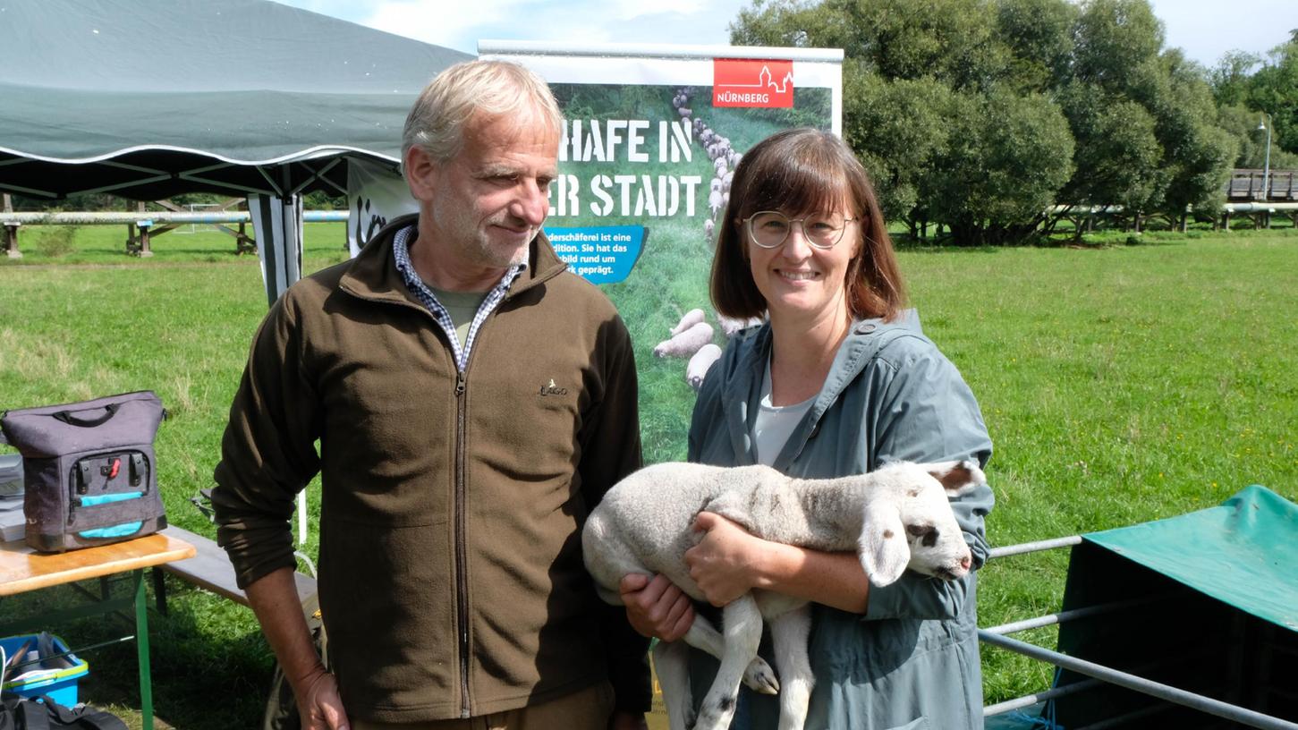 Naturschutzwächter Roland Straub und Britta Walthelm, Referentin für Umwelt und Gesundheit, informierten am Samstag im Pegnitztal Ost über das Naturschutzgebiet. Naturschutzwächter Roland Straub und Britta Walthelm, Referentin für Umwelt und Gesundheit, informierten am Samstag im Pegnitztal Ost über das Naturschutzgebiet.