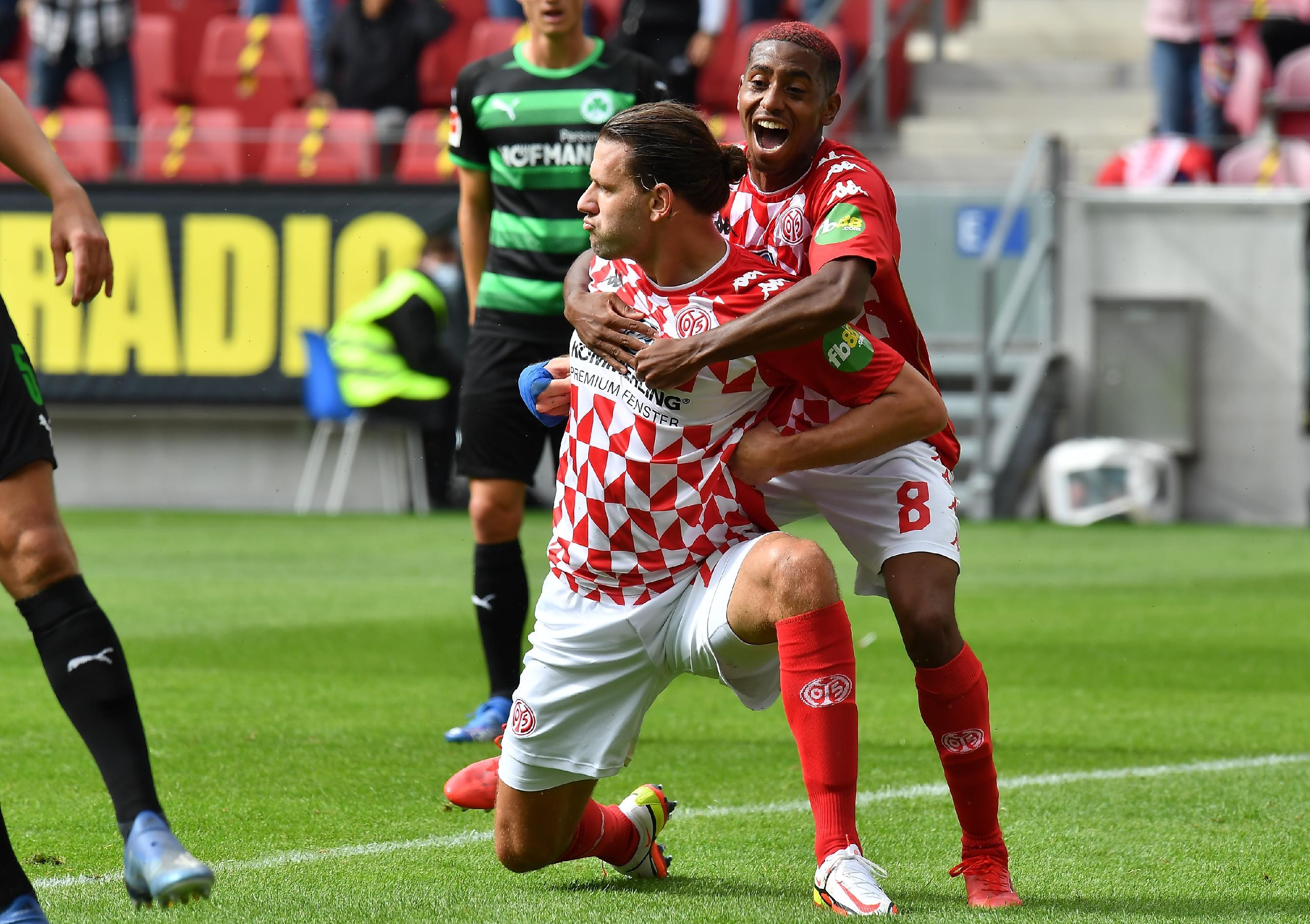 Mainz macht kurzen Prozess und legt mittels schnellem Kombinationsfußballdirekt nach. Adam Szalai, am 1:0 noch indirekt beteiligt, macht das 2:0 selbst. Für Fürth wird es düster am Mainzer Himmel.