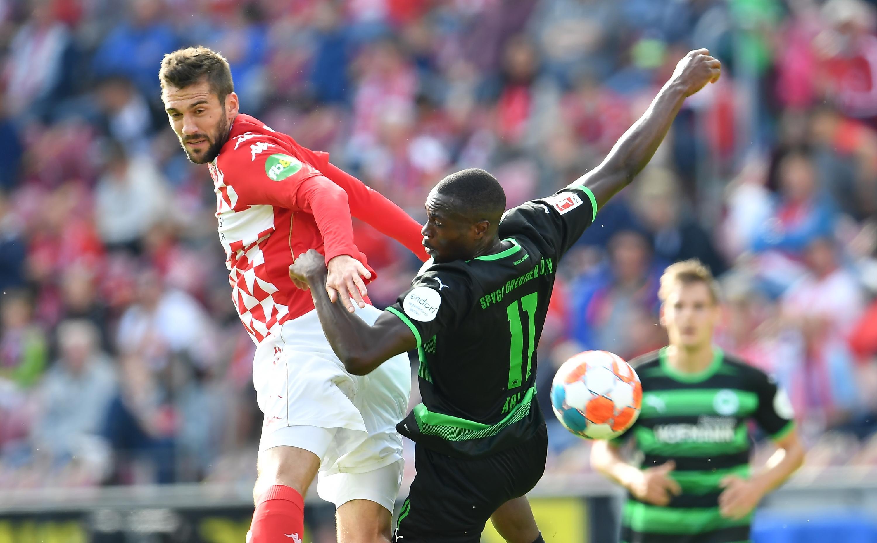 Schrecksekunde fürs Kleeblatt direkt nach der Pause. Schiedsrichter Tobias Reichel zeigt in der 47. Minute auf den Punkt. Erst duellieren sich Niakhaté und Abiama, Bell daraufhin mit dem Kopfballversuch, und wieder Abiama – diesmal aber mit den Händen. Der Videoassistent kommt zum Einsatz und überprüft. Entscheidung: Abseits und somit Glück für Fürth.