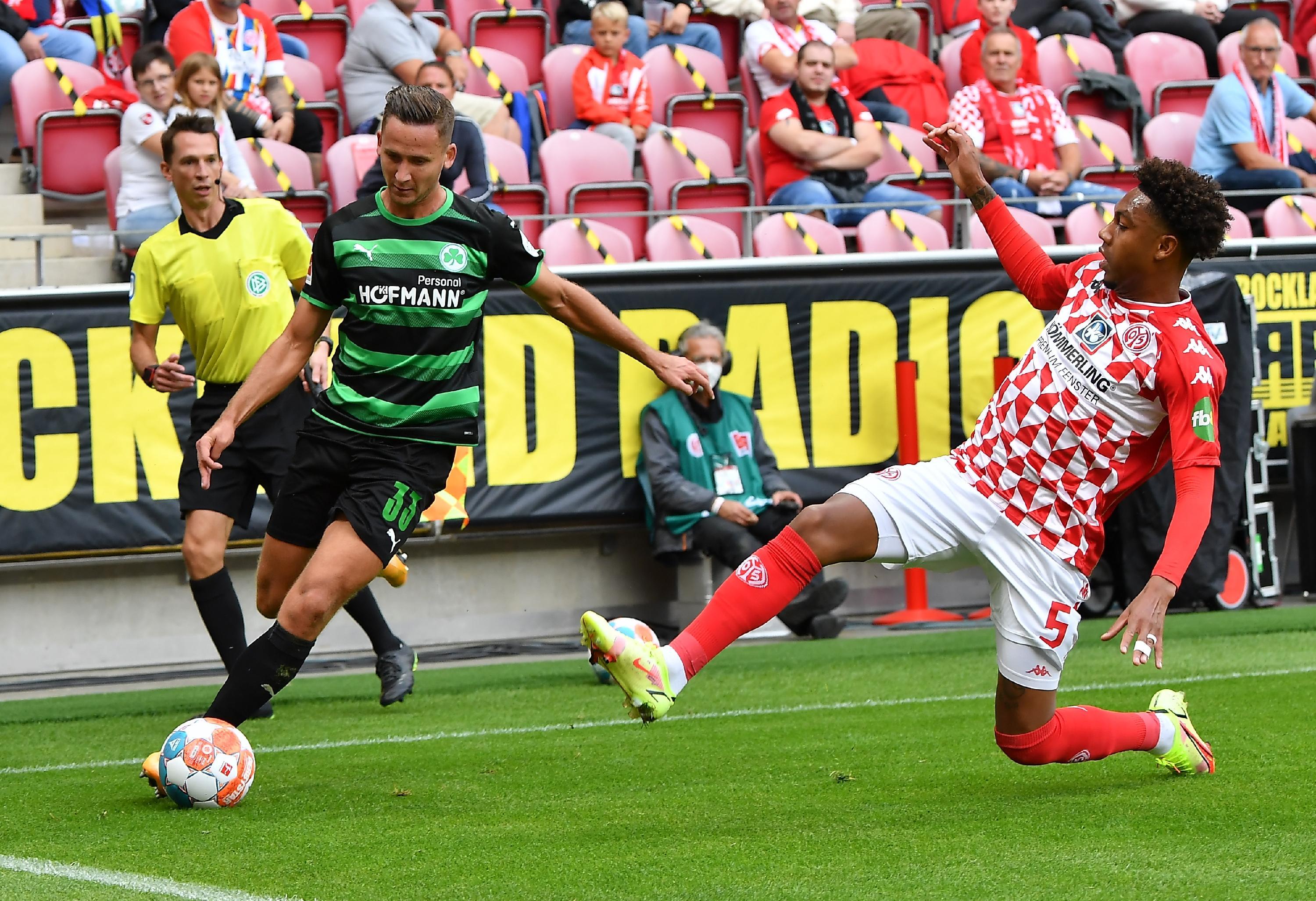 In der 73. Minute prüft Paul Seguin den Mainzer Schlussmann aus der Distanz, doch Robin Zentner weiß, wie man den Schuss klärt.