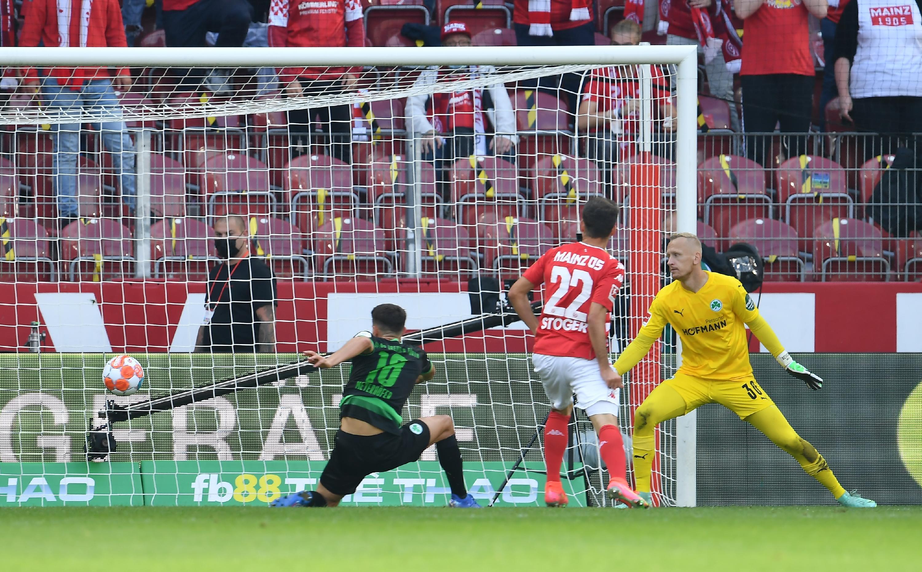 Zweite Minute der Nachspielzeit und Fürth kassiert noch einen! Kevin Stöger legt den Ball nach Vorarbeit von Onisiwo an Burchert vorbei ins Kleeblatt-Tor.