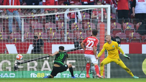 Zweite Minute der Nachspielzeit und Fürth kassiert noch einen! Kevin Stöger legt den Ball nach Vorarbeit von Onisiwo an Burchert vorbei ins Kleeblatt-Tor.