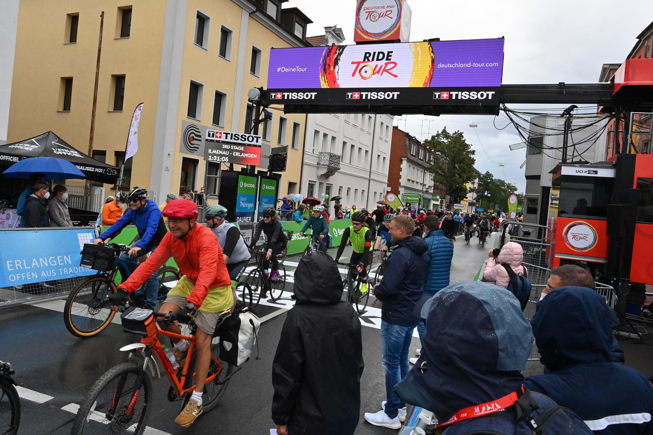 Mitfahren durfte man nicht nur auf einem Rennrad, sondern auf jedem Fahrrad, das verkehrstüchtig ist. Zudem herrschte Helmpflicht.