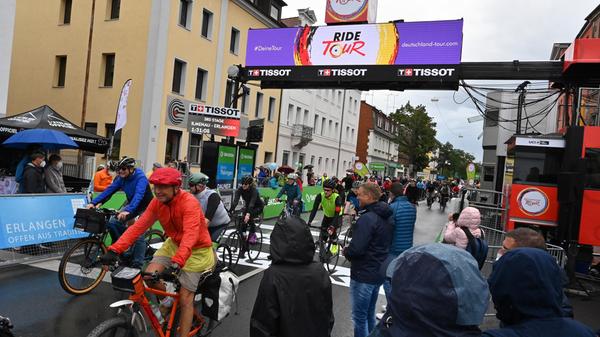 Mitfahren durfte man nicht nur auf einem Rennrad, sondern auf jedem Fahrrad, das verkehrstüchtig ist. Zudem herrschte Helmpflicht.