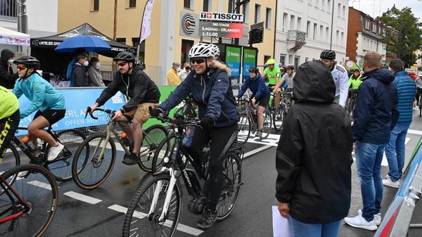 In Erlangen waren 160 Fahrer und Fahrerinnen dabei - trotz Regenwetter. Mittags zogen immer wieder Schauer über die Stadt. Die Radler aber störte das nicht.
