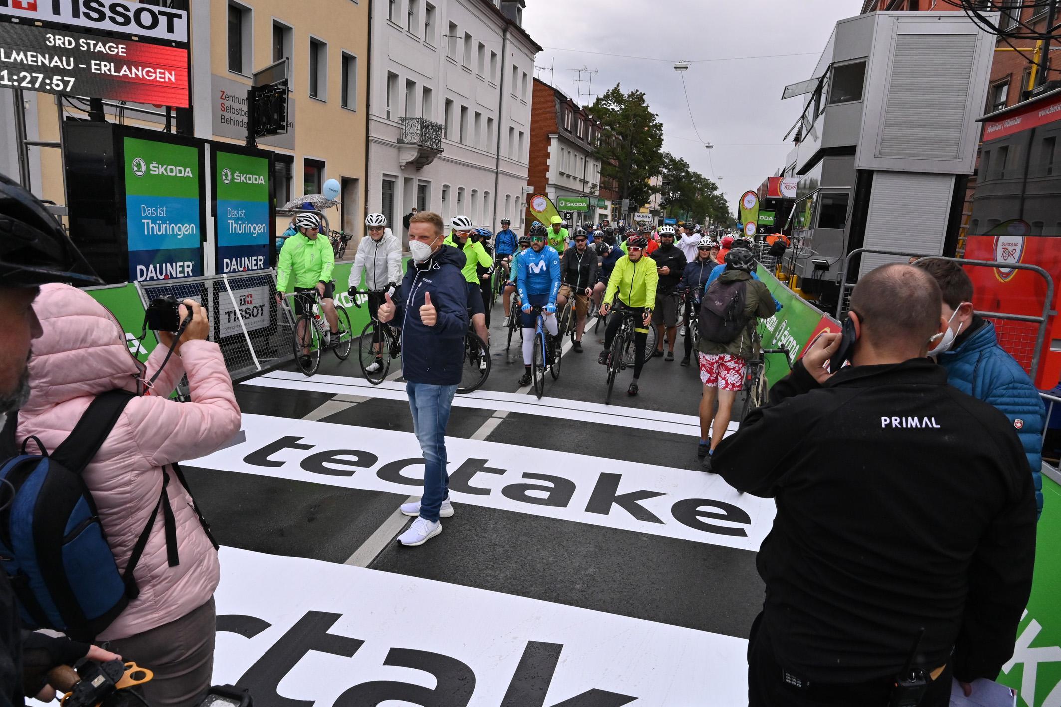 Erlangens Sport-Bürgermeister Jörg Volleth, selbst gerne auf dem Rad unterwegs, gab den Startschuss.