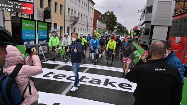Erlangens Sport-Bürgermeister Jörg Volleth, selbst gerne auf dem Rad unterwegs, gab den Startschuss.