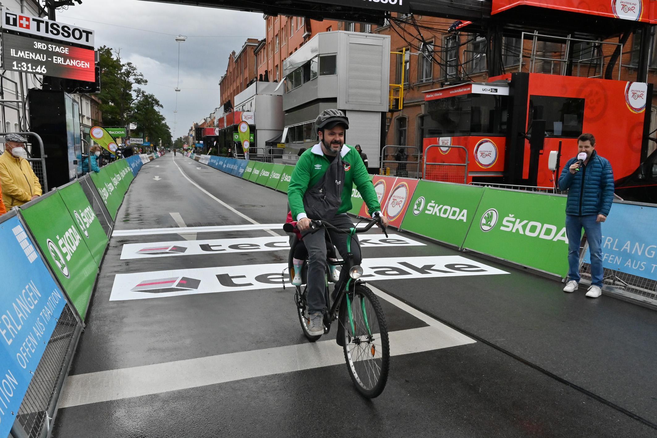 Fahren durften alle bereits auf der abgesperrten Profi-Strecke, inklusive Zieldurchfahrt. 