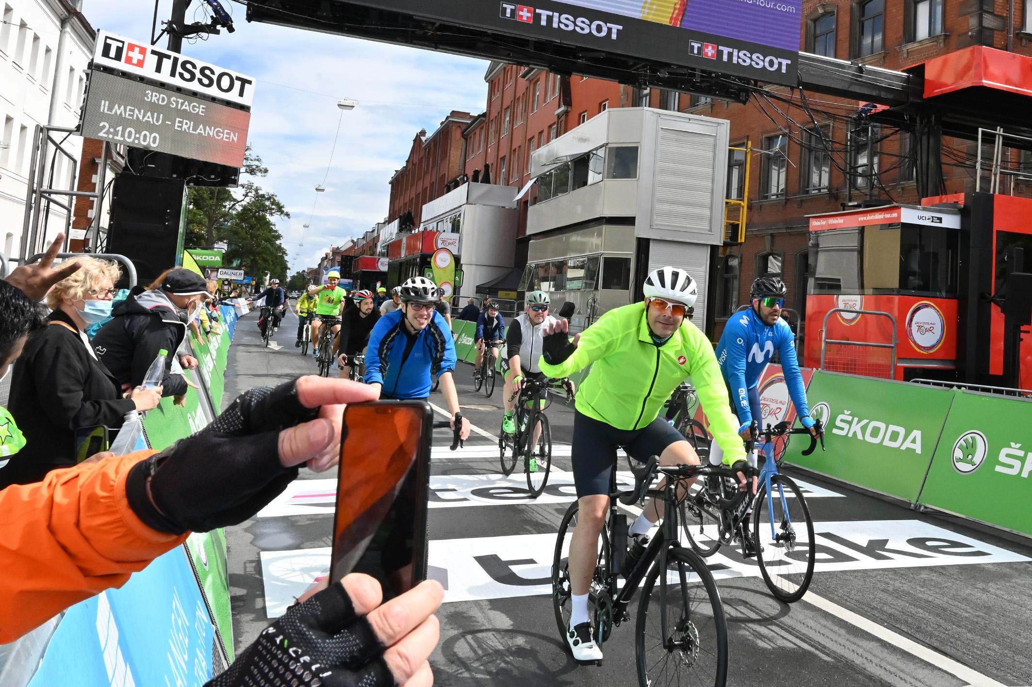 Und schon die "Ride Tour"-Teilnehmer wurden von vielen Zuschauern begleitet.