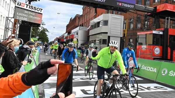 Und schon die "Ride Tour"-Teilnehmer wurden von vielen Zuschauern begleitet.