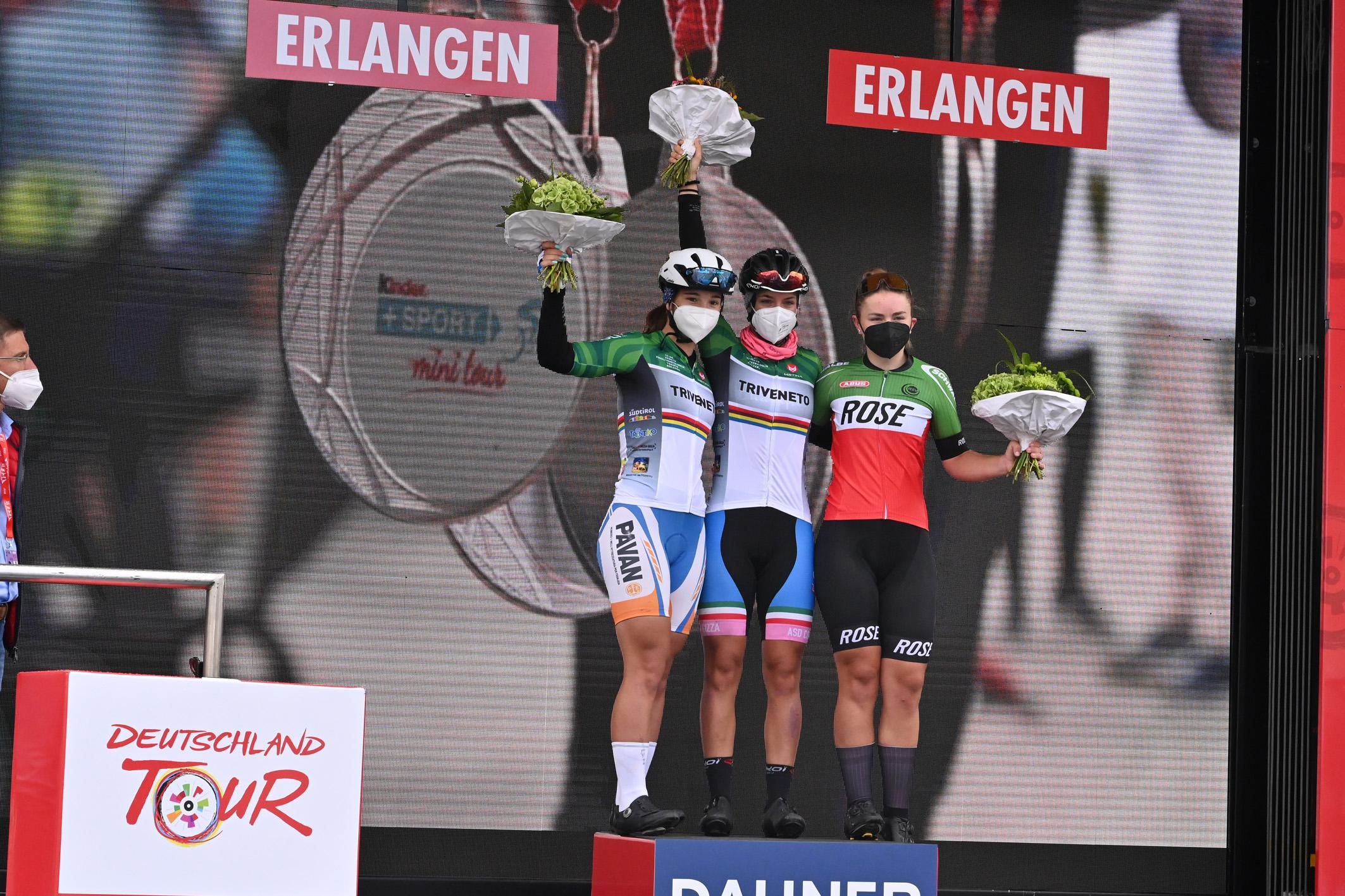 Erstmals waren auch sechs Gast-Fahrerinnen aus Italien am Start - ein Austausch-Programm mit dem italienischen Radsport-Verband. Und sie waren direkt erfolgreich: Asia Svaragato aus Verona gewann im Sprint Royal vor ihrer Mannschafts-Kollegin Greta Cettolin aus Treviso. Auf Rang drei kam Sina Temmen von der SG Radschläger 1970 Düsseldorf.