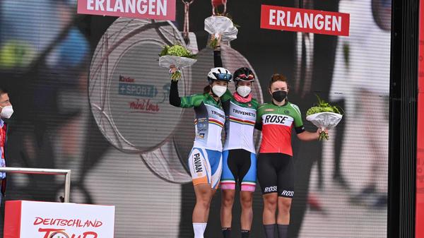 Erstmals waren auch sechs Gast-Fahrerinnen aus Italien am Start - ein Austausch-Programm mit dem italienischen Radsport-Verband. Und sie waren direkt erfolgreich: Asia Svaragato aus Verona gewann im Sprint Royal vor ihrer Mannschafts-Kollegin Greta Cettolin aus Treviso. Auf Rang drei kam Sina Temmen von der SG Radschläger 1970 Düsseldorf.