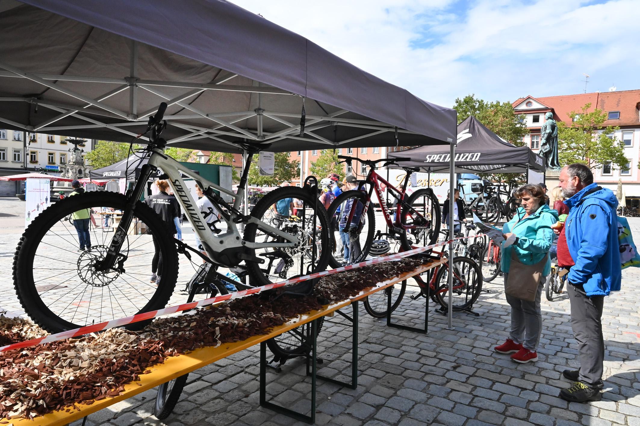 Für die Besucher gab es in Erlangen rund um die Deutschland Tour einiges zu entdecken. Am Schlossplatz hatte zudem die Fahrradecke Erlangen eine kleine Ausstellung organisiert.