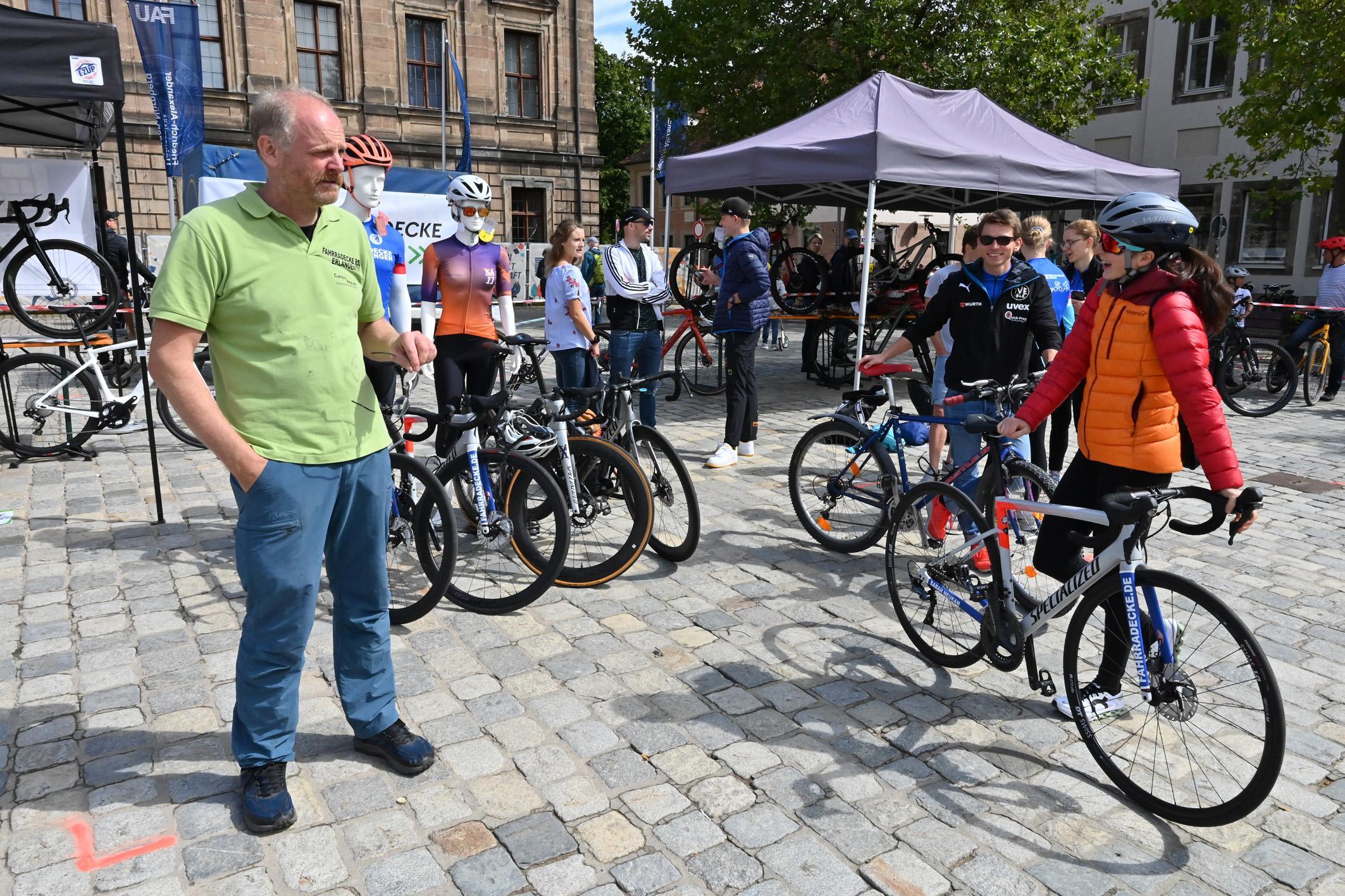 Fahrradecke-Inhaber Eberhard Schirmer begrüßte unter anderem das Triathlon-Team des TV 48 Erlangen an seinem Stand.