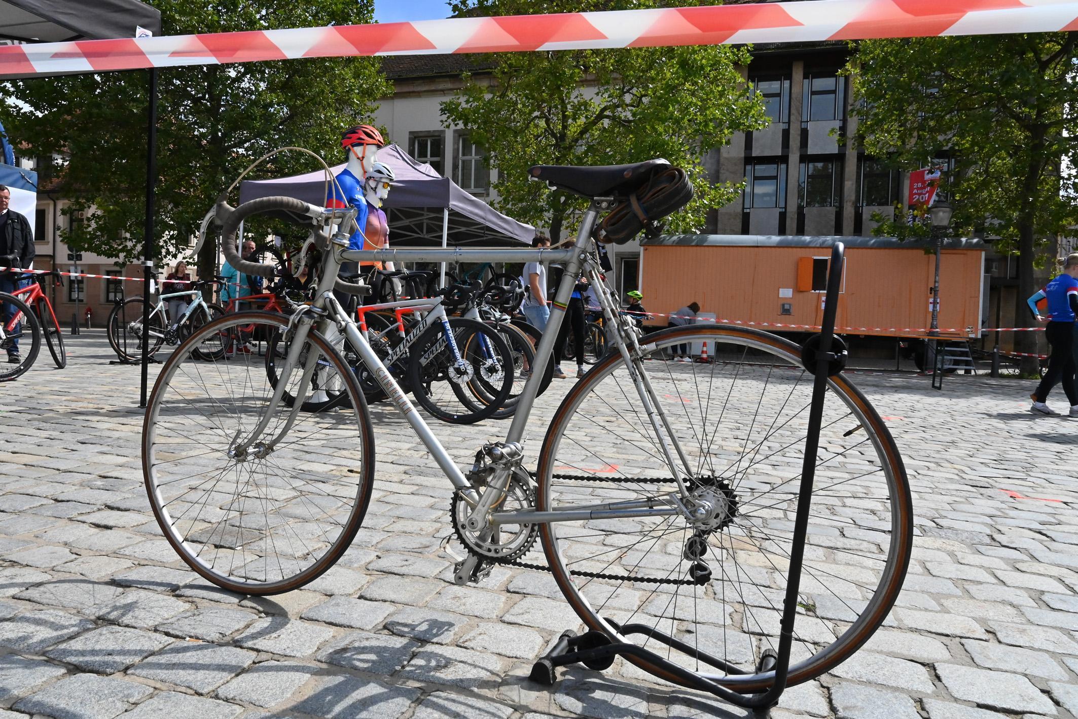 Mit dabei waren auch echte Retro-Räder, unter anderem ein Rennrad, das im Jahr 1934 bei der Tour de France am Start war.