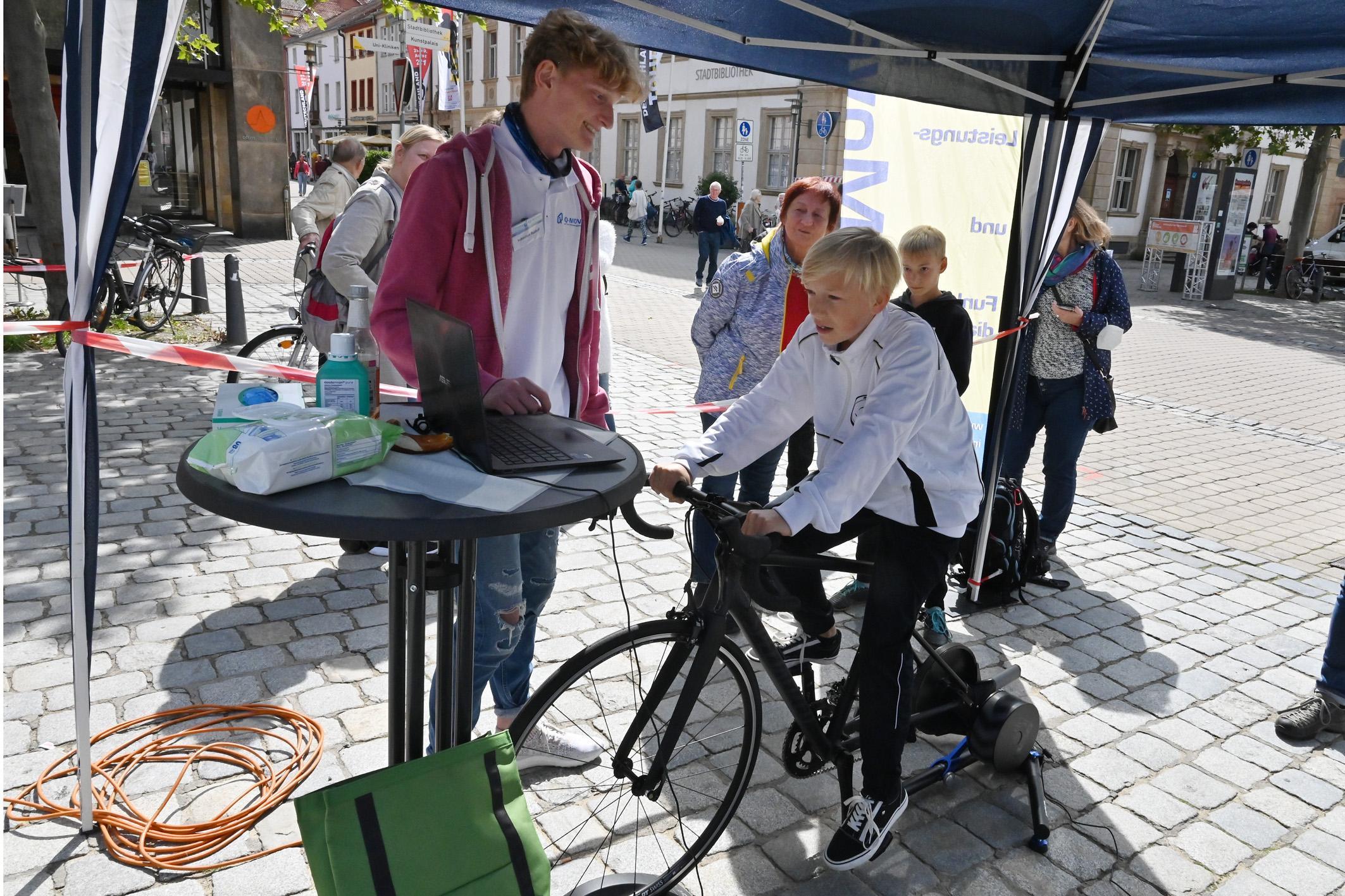 Außerdem konnte man ein virtuelles Training am Bike-Simulator testen.