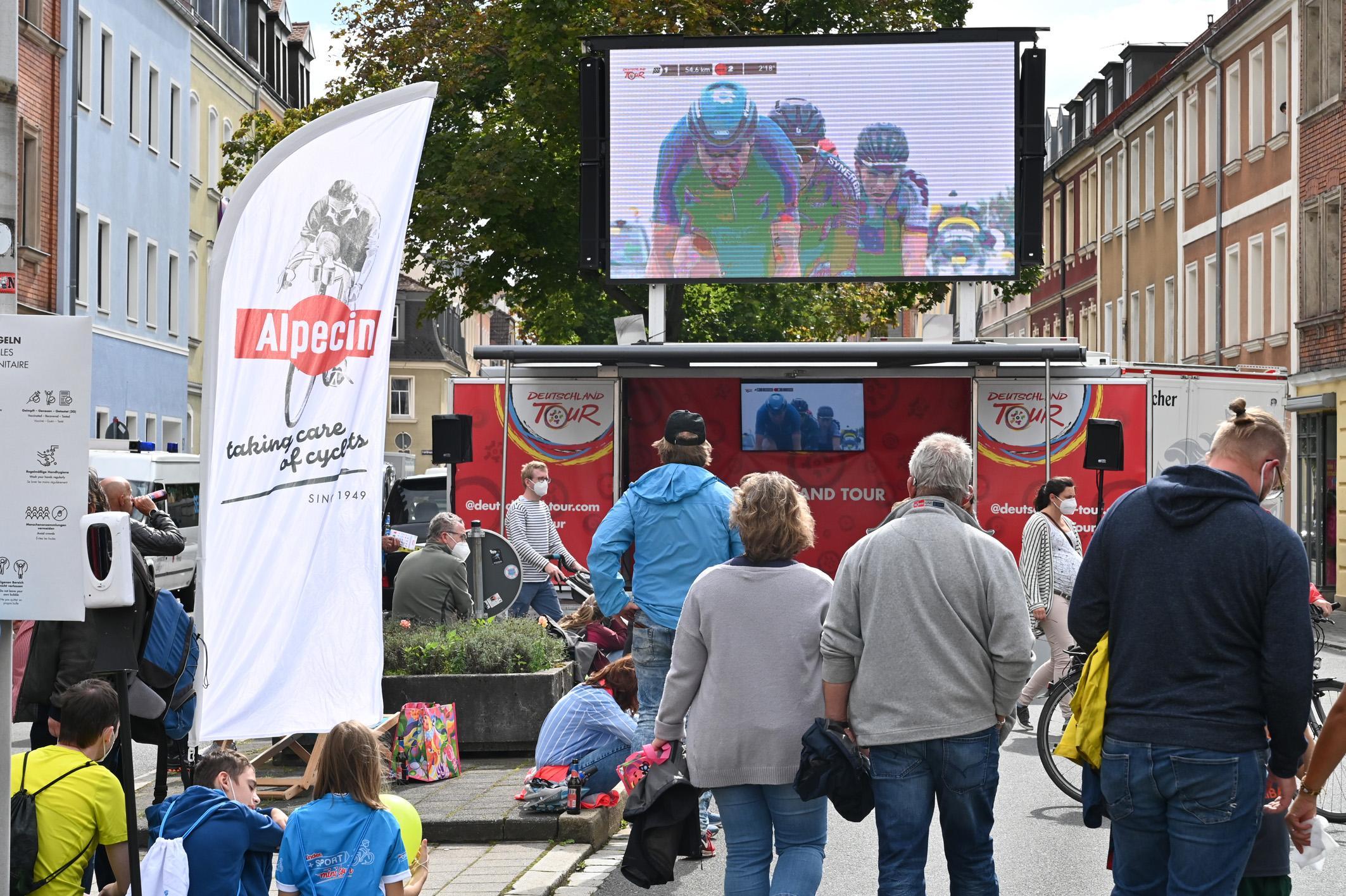 Die Besucher konnten an großen Leinwänden das spannende Rennen von Ilmenau nach Erlangen verfolgen.