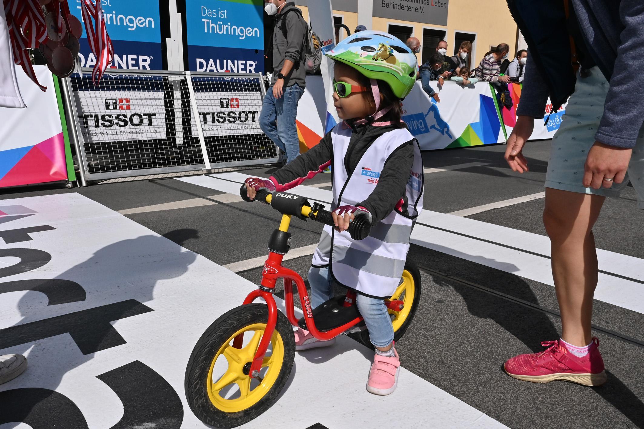 Ein besonderes Highlight ist das Laufradrennen für alle zwei bis fünfjährigen Kinder, bei dem die Kleinsten die letzten Meter der Zielgerade der Profis abfahren.