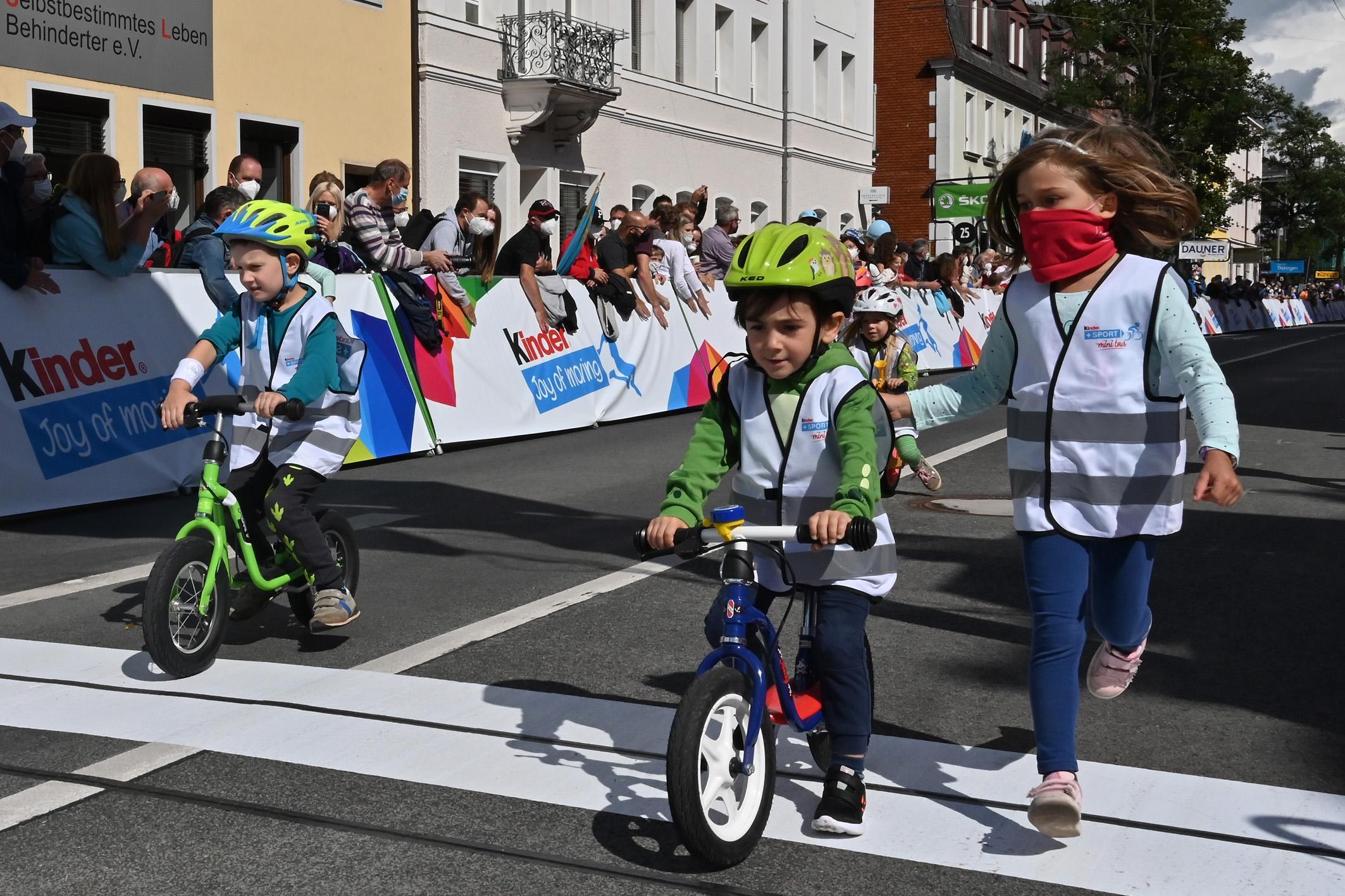 Etwa 250 Kinder waren dabei - und starteten in vier Gruppen. Manche waren richtig schnell, die Eltern sprinteten hinterher.