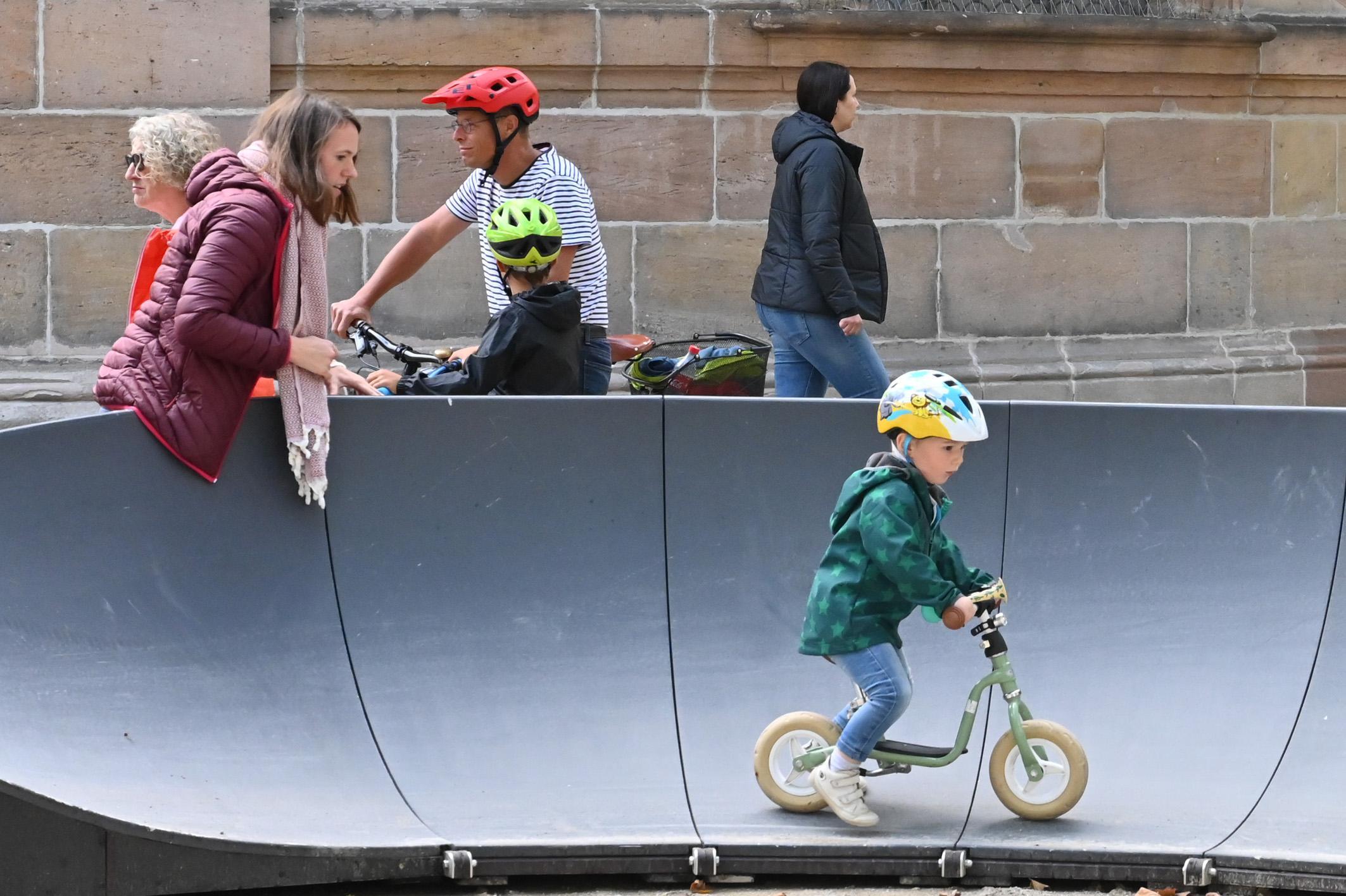 Kinder im Alter von zwei und zwölf Jahren konnten in der Fahrrad-Erlebniswelt ihre Skills in den verschiedenen Lernparcours testen.