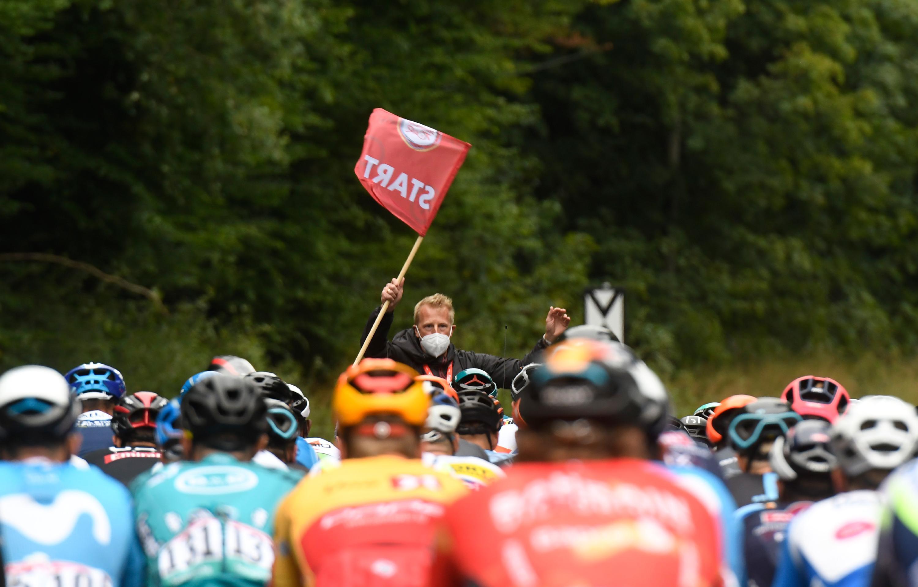 Zunächst aber ging es für die Profis in Ilmenau in Thüringen los. Rennleiter Fabian Wegmann gab mit der roten Fahne den scharfen Start frei.