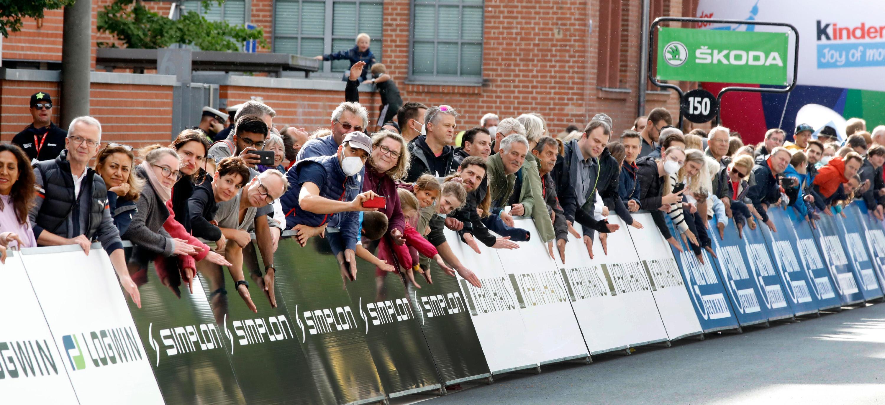 In Erlangen warteten die Fans schon am Ziel am Museumswinkel.
